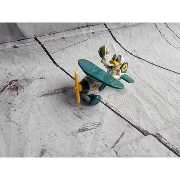 Disney Donald Duck in Die Cast Plane Animal Kingdom Harambe Wildlife Reserve - Picture 1 of 7